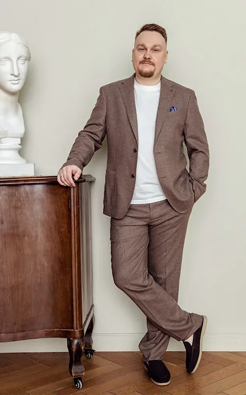 По части Владимира - все операционное управление внутри бренда