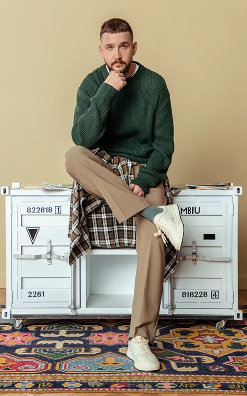 Егор занимается творческой стороной развития бренда. Продумывает концепции, участвует в создании коллекции и генерит новые креативные идеи.