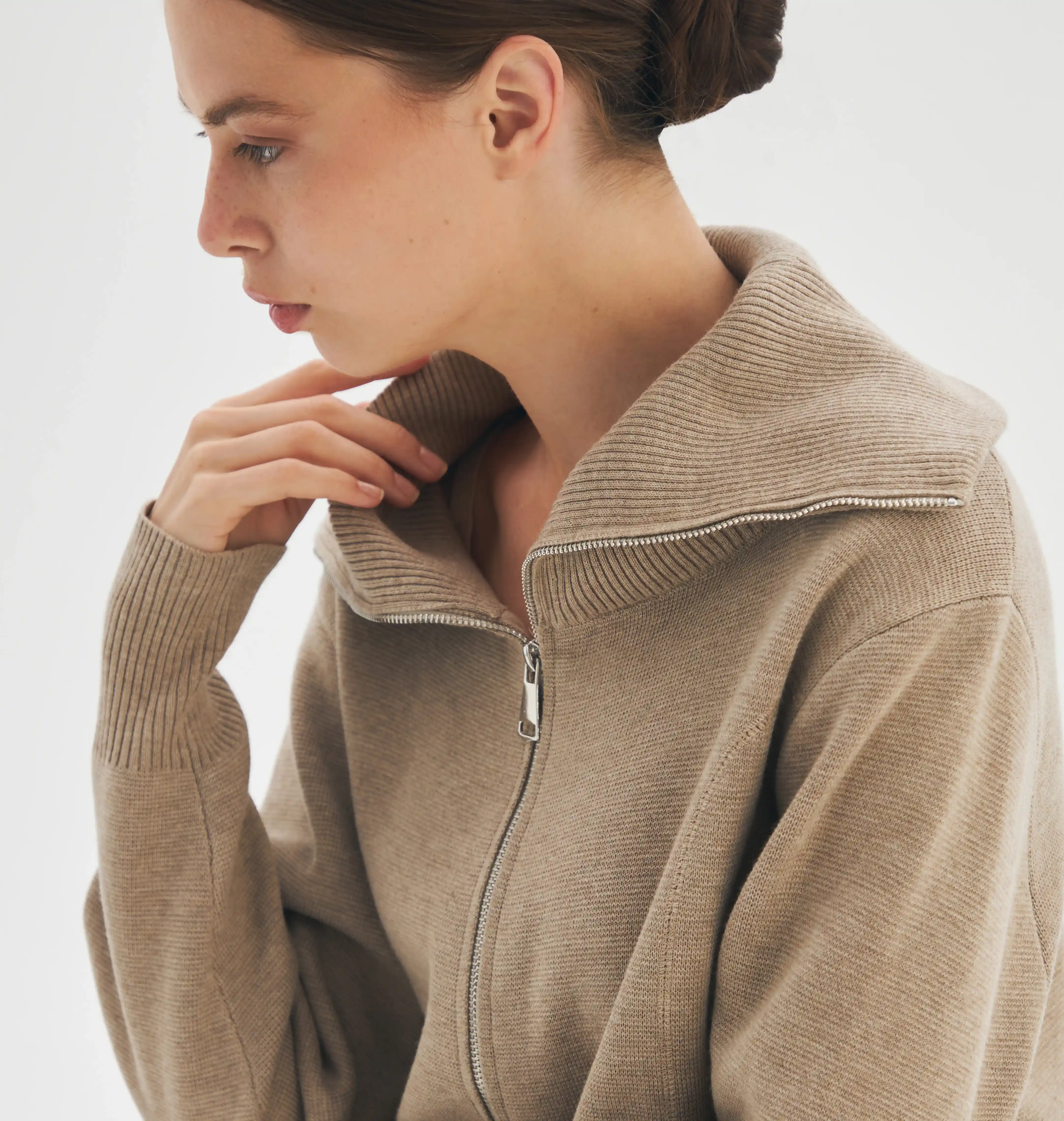 Девушка в джемпере