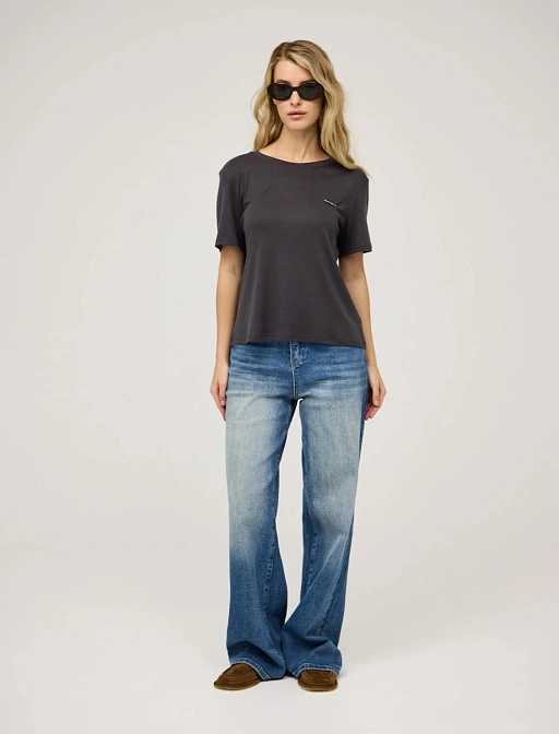 Серая футболка с защипом на спине