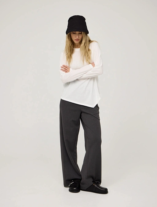 Белый джемпер с асимметричным низом