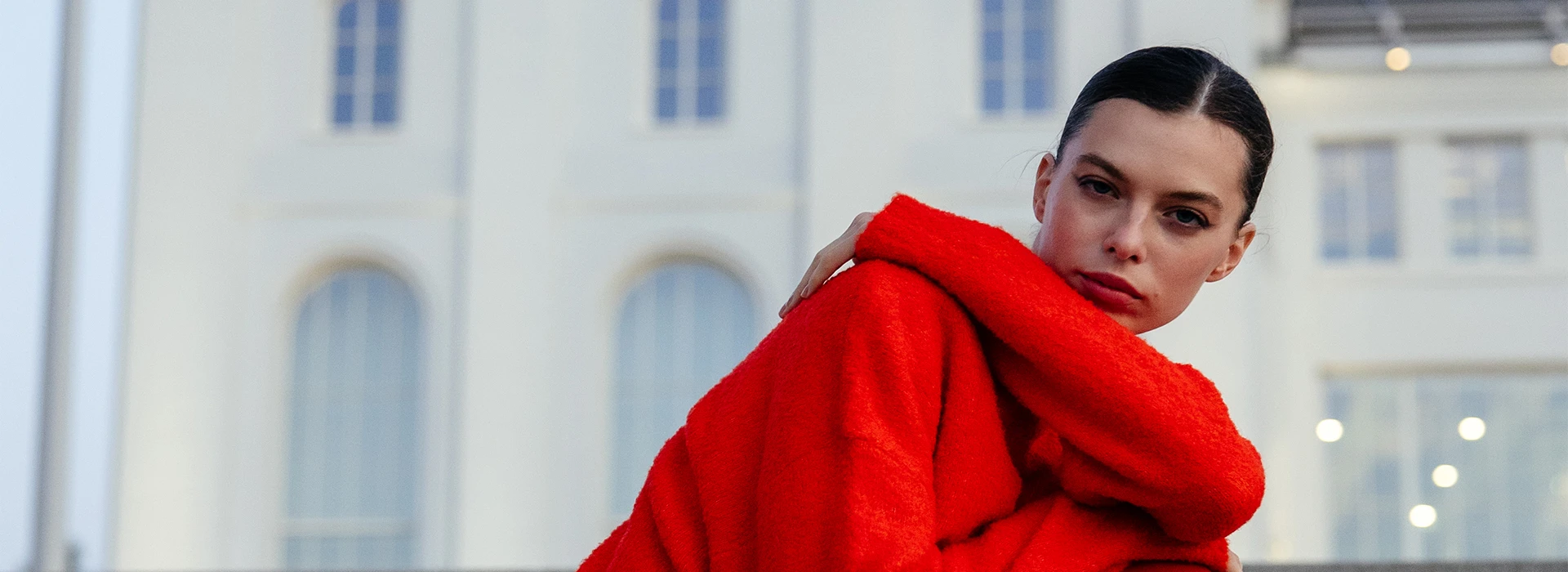 Девушка в красном